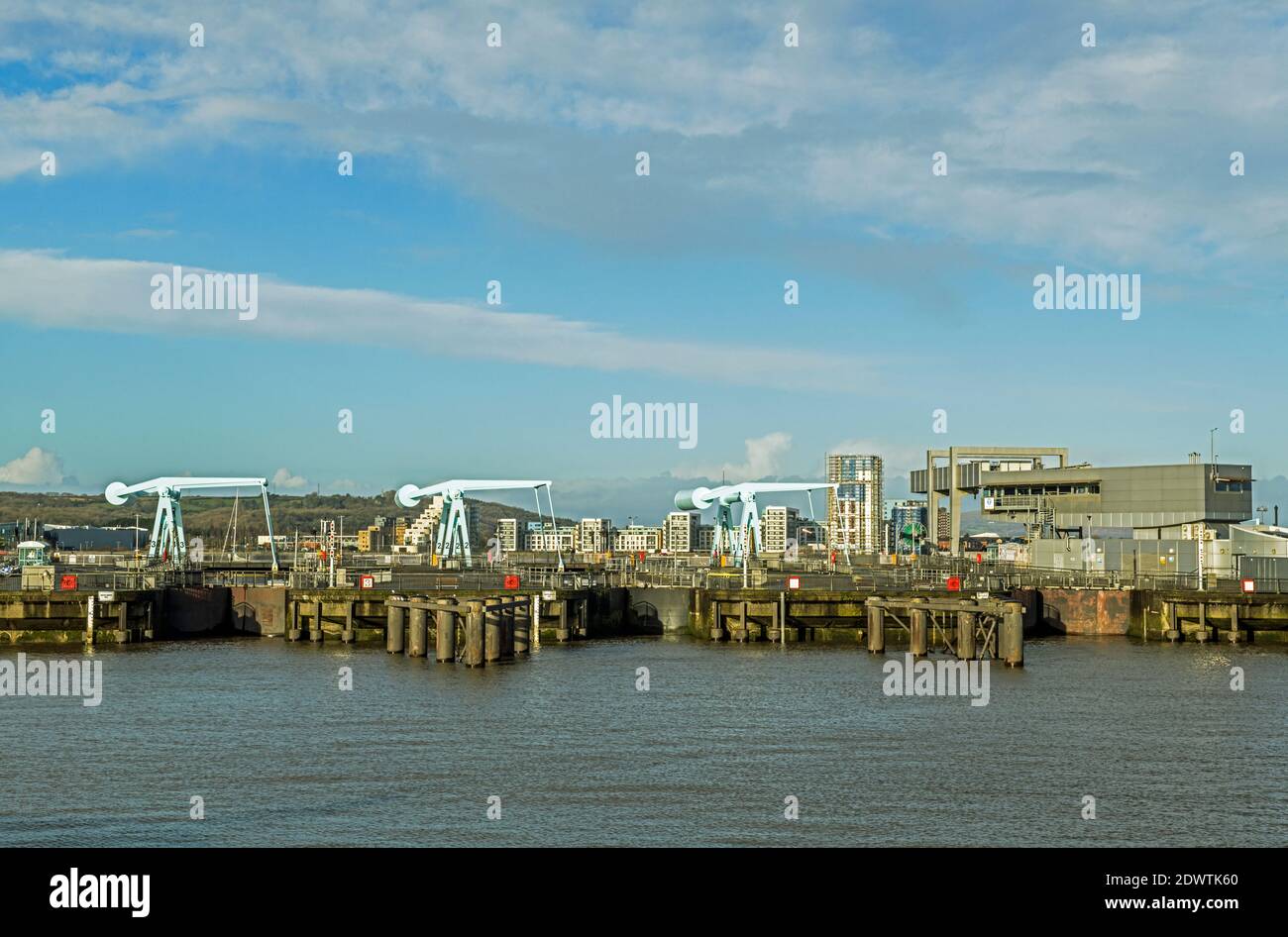 Die drei Bascule-Brücken ermöglichen den Zugang zum und vom Cardiff Bay Süßwassersee in Cardiff, Südwales. Stockfoto