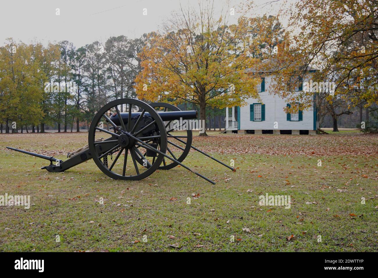 Kanone auf einem Schlachtfeld des Bürgerkriegs Stockfoto