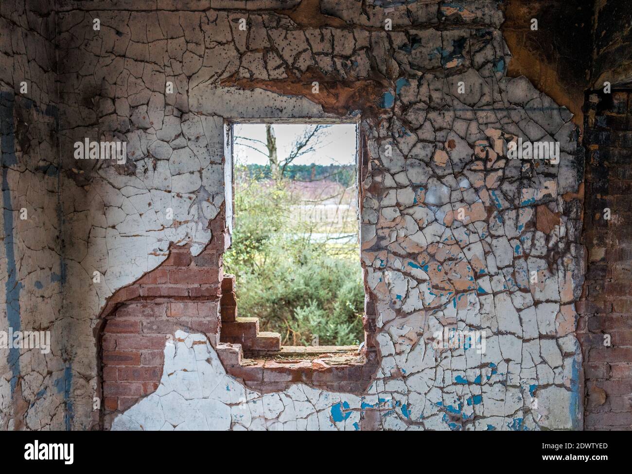 Durch Feuer beschädigtes und zerstörtes Ziegelgebäude. Stockfoto