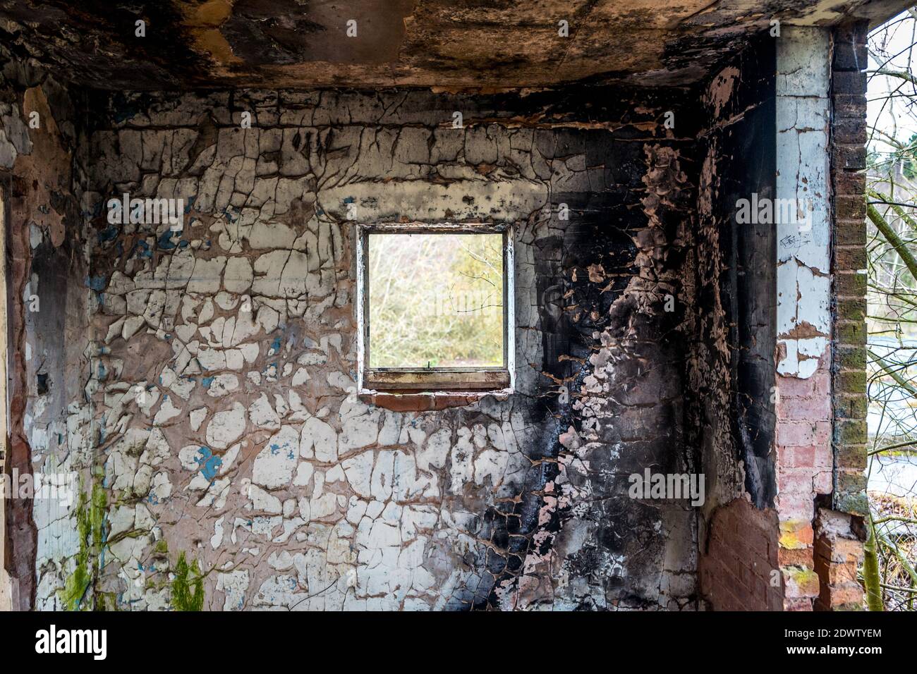 Durch Feuer beschädigtes und zerstörtes Ziegelgebäude. Stockfoto