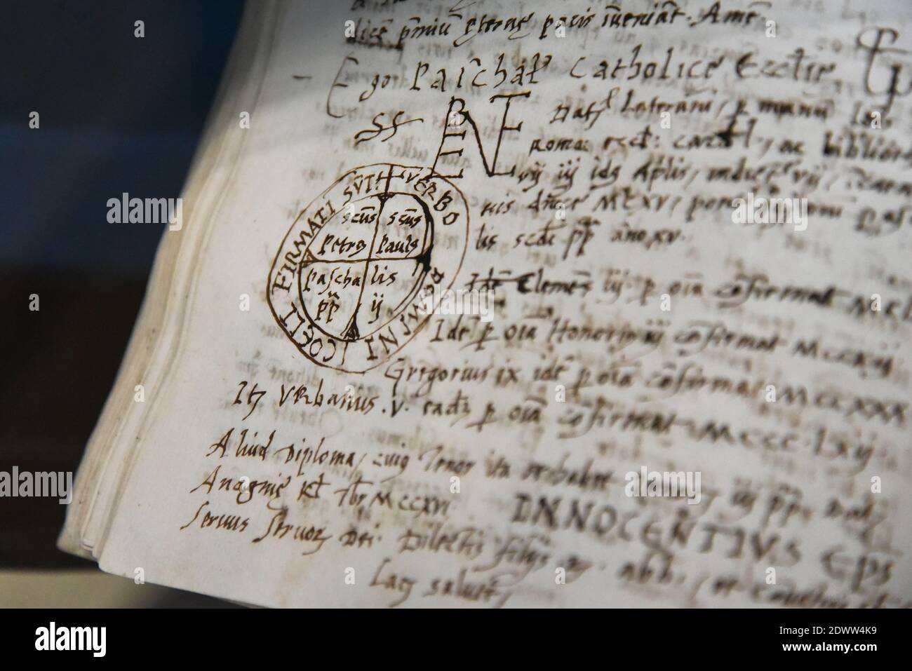 Nahaufnahme eines alten heiligen Manuskripts von 1500 von Benediktinermönchen - in Latein geschrieben und selten - Konzept der alten heiligen Bücher, Kalligraphie und Stockfoto
