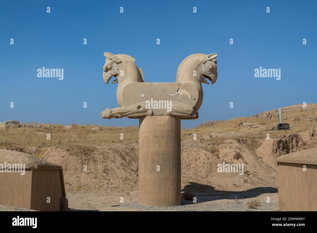 Steinstatue des Zoomorphen Griffin (Zwillings Homa oder Huma Vogelfiguren) in der Persepolis in Shiraz, Iran. Die zeremonielle Hauptstadt des Achämenidenreiches Stockfoto