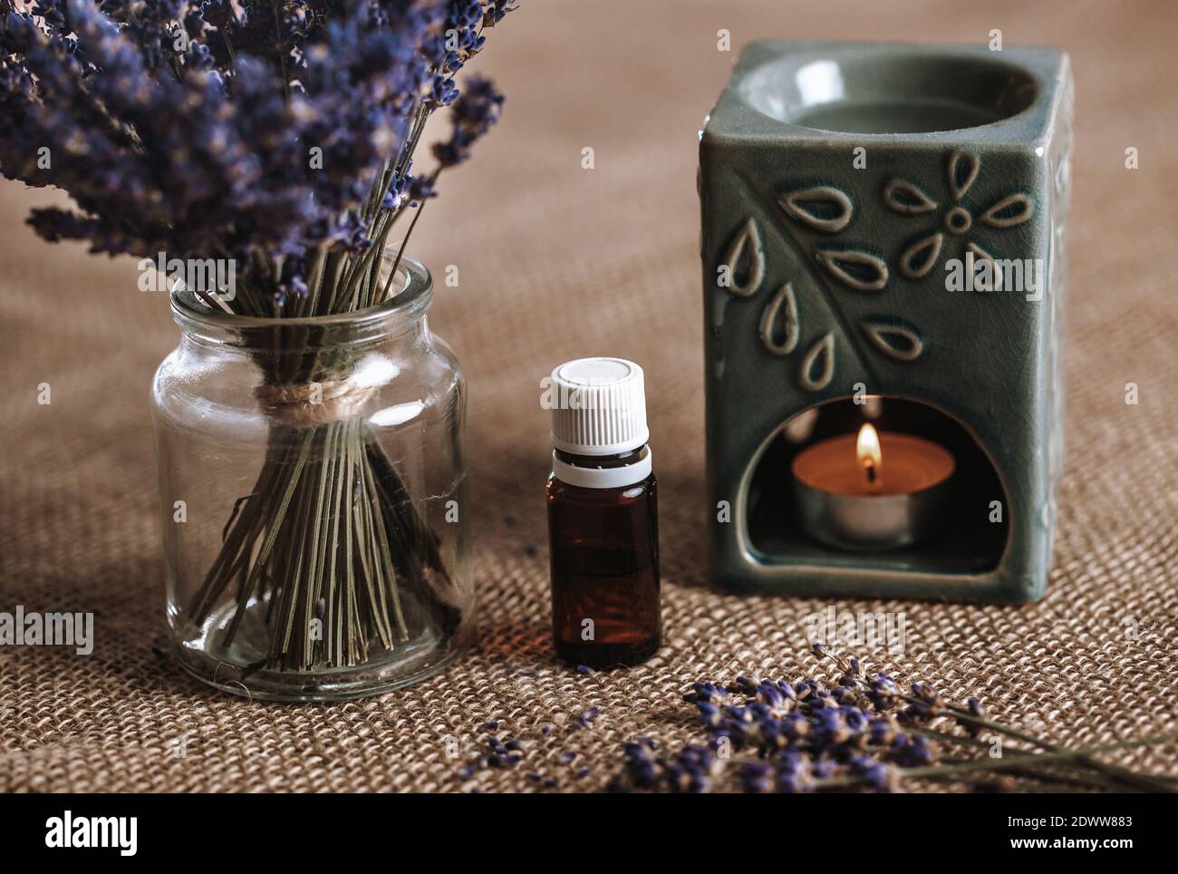 Duftlampe mit einem aromatischen Öl und brennende Kerze mit Eimer Lavendel  im Glas, Aromatherapie-Konzept Stockfotografie - Alamy
