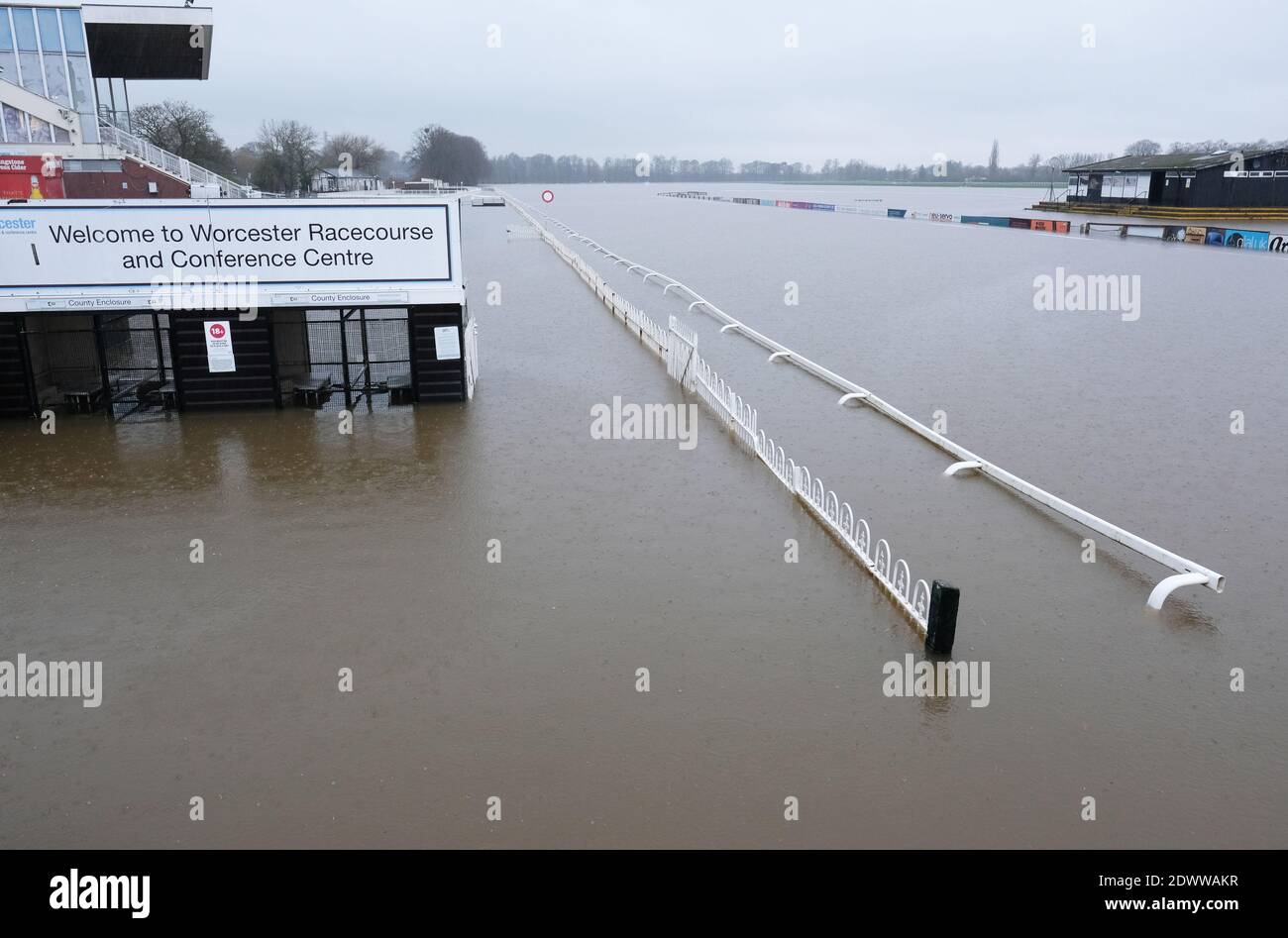 Worcester, Worcestershire, Großbritannien - Mittwoch, 23. Dezember 2020 - die Rennbahn in Worcester steht nach Tagen starker Regenfälle unter Hochwasser des nahe gelegenen Flusses Severn. Ein großer Teil des Flusses Severn ist derzeit unter Hochwasserwarnung mit weiteren Regenvorhersagen. Foto Steven May / Alamy Live News Stockfoto