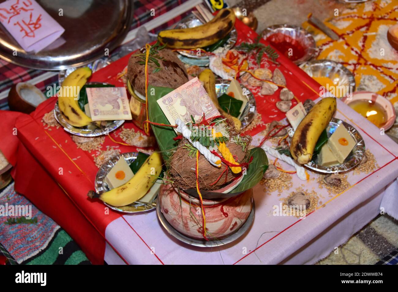 Pandit gründete Navagraha in der indischen Hochzeit Stockfoto