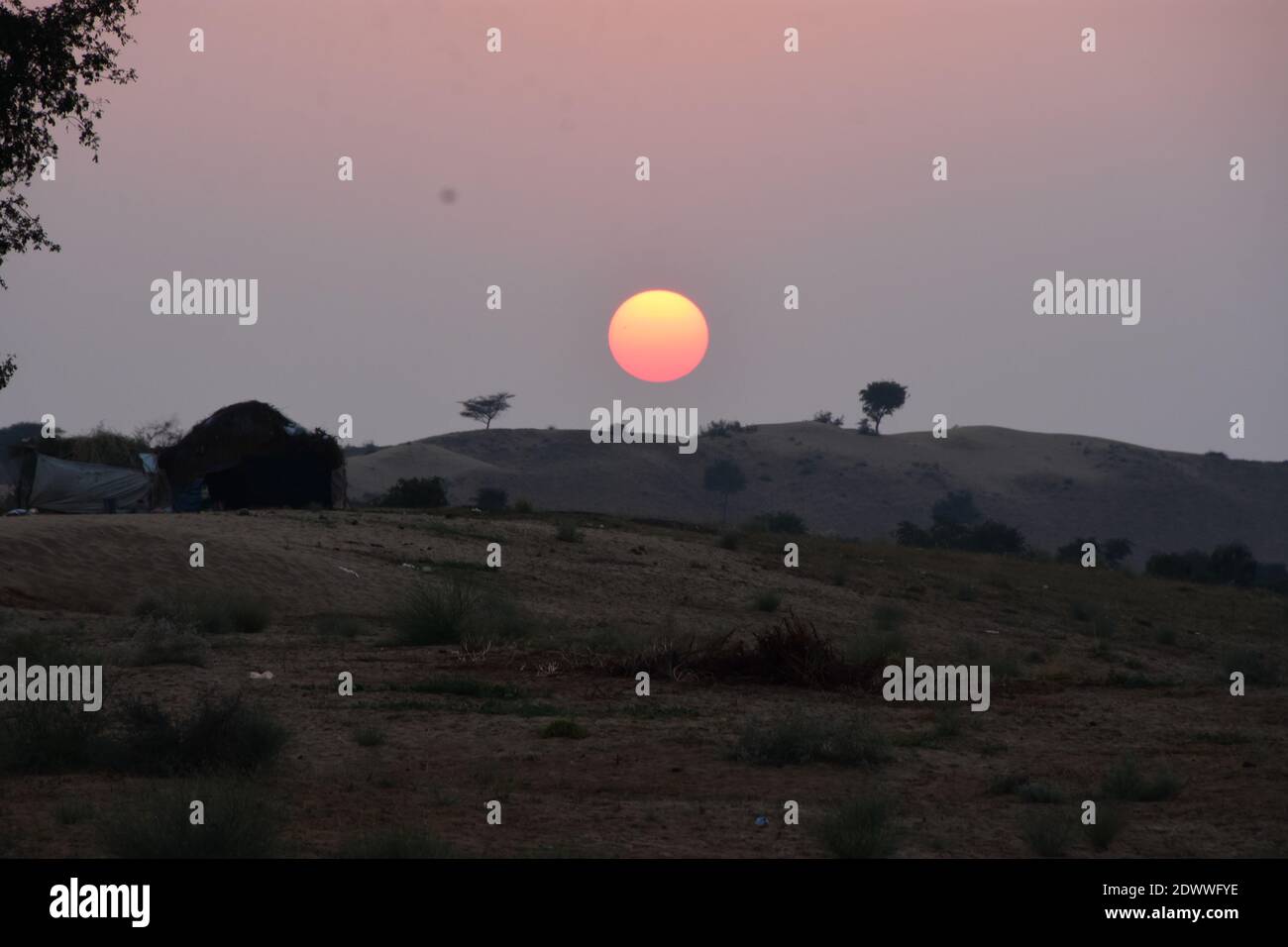 Schöne Aussicht auf den Sonnenaufgang in den Sanddünen von Rajasthan Stockfoto