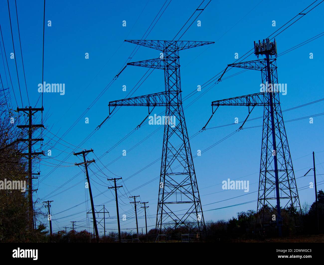 Zukunft, wenn Strom Erde läuft ---Strom kommt von Stromleitungen zu Städten entlang eines Versorgungskorridors in Dallas Texas elektrische Übertragung und Mikrowellenherde. Transportiert Strom aus Kohle, Erdgas oder Atomkraftwerken zu Häusern und Unternehmen in Nord-Texas. Angetrieben von einer Reihe von Solar-und entfernten Windparks, Routing Strom im ganzen Land dank eines Netzes von Stromleitungen über eine Infrastruktur von Leitungen Stockfoto