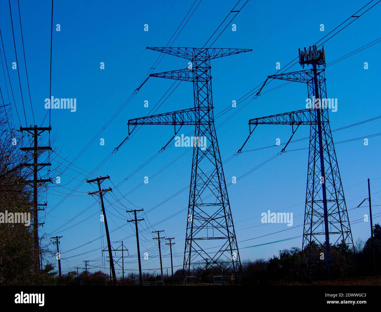Zukunft, wenn Strom Erde läuft ---Strom kommt von Stromleitungen zu Städten entlang eines Versorgungskorridors in Dallas Texas elektrische Übertragung und Mikrowellenherde. Transportiert Strom aus Kohle, Erdgas oder Atomkraftwerken zu Häusern und Unternehmen in Nord-Texas. Angetrieben von einer Reihe von Solar-und entfernten Windparks, Routing Strom im ganzen Land dank eines Netzes von Stromleitungen über eine Infrastruktur von Leitungen Stockfoto