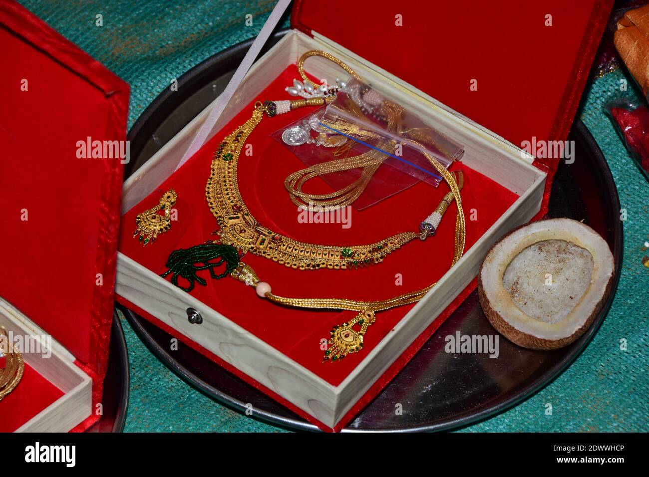 Einige Goldschmuck in das Omen der indischen Hochzeit platziert Stockfoto