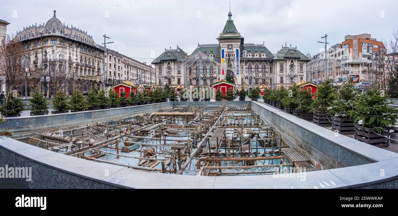 Was bleibt hinter dem Kommunismus, der berühmte "Musik-Brunnen" vor dem Weihnachtsmarkt und das Rathaus Gebäude in Craiova, Rumänien, EU. Stockfoto