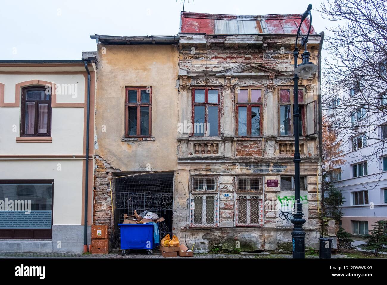 Was bleibt hinter Kommunismus, aufgegeben und zerstört historische Architektur in Craiova Innenstadt, Rumänien, EU. Stockfoto