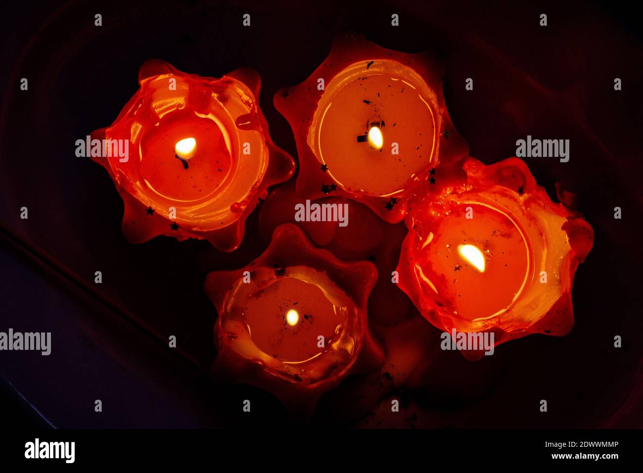 Vierter Advent, rote Kerzen leuchten. Stockfoto
