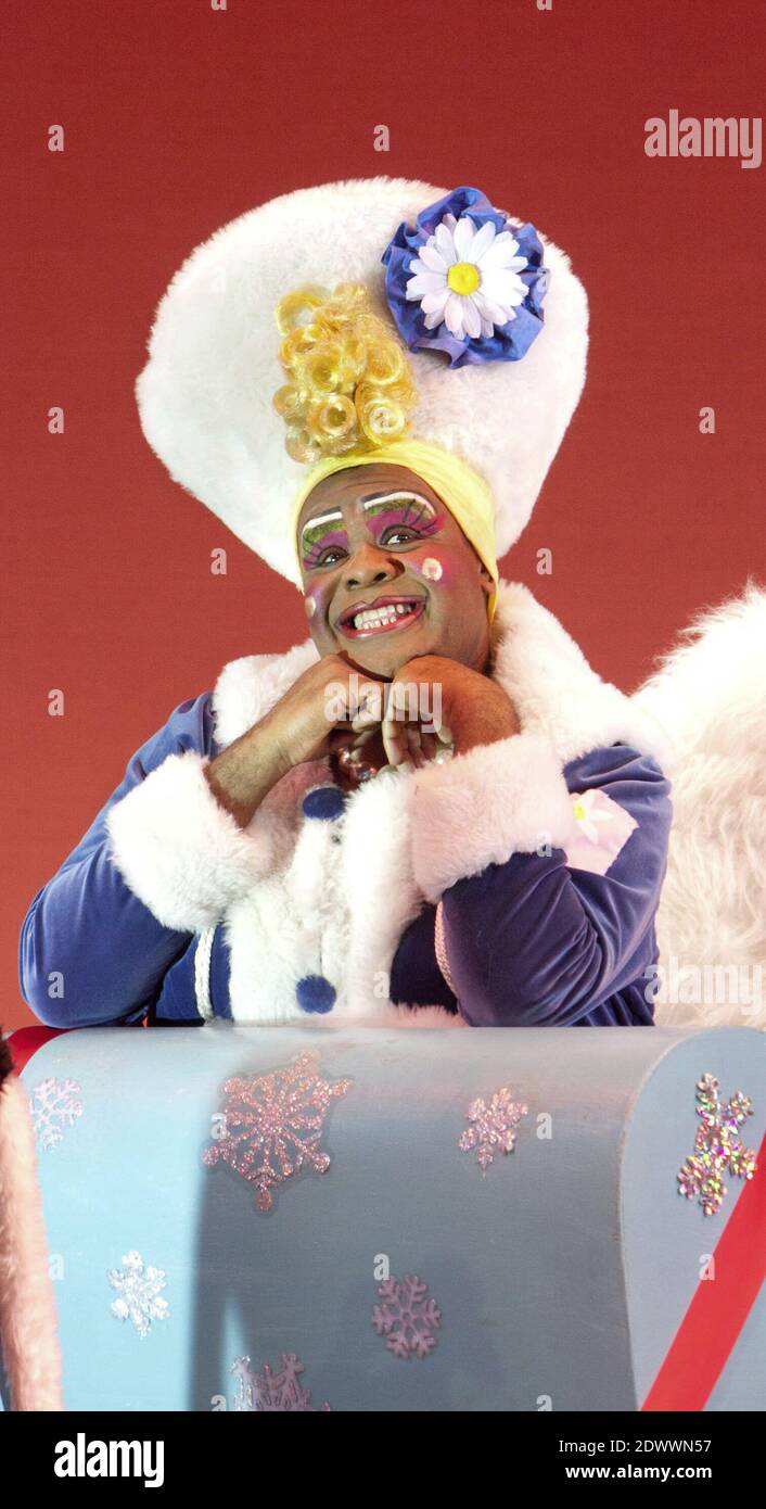 Clive Rowe (Dame Daisy) in JACK AND THE BEANSTALK at the Hackney Empire, London E8 04/12/2010 Geschrieben und Regie: Susie McKenna Design: Lotte Collett Beleuchtung: David W Kidd Choreographie: Carl Parris Stockfoto