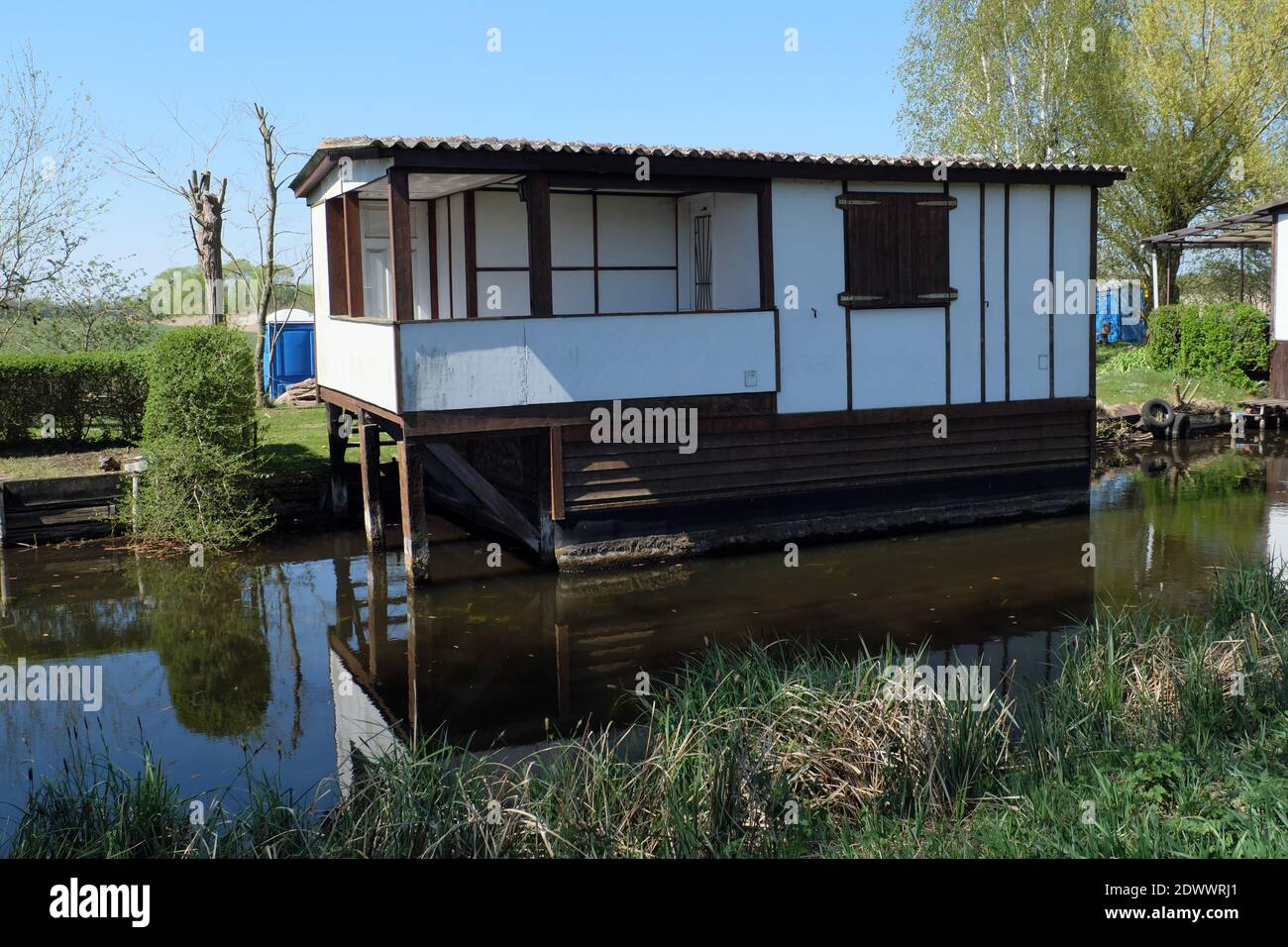 Hausboot- und Fischerhütte auf einem Kanal bei Kremmen, Land Brandenburg, Deutschland 2020. Stockfoto