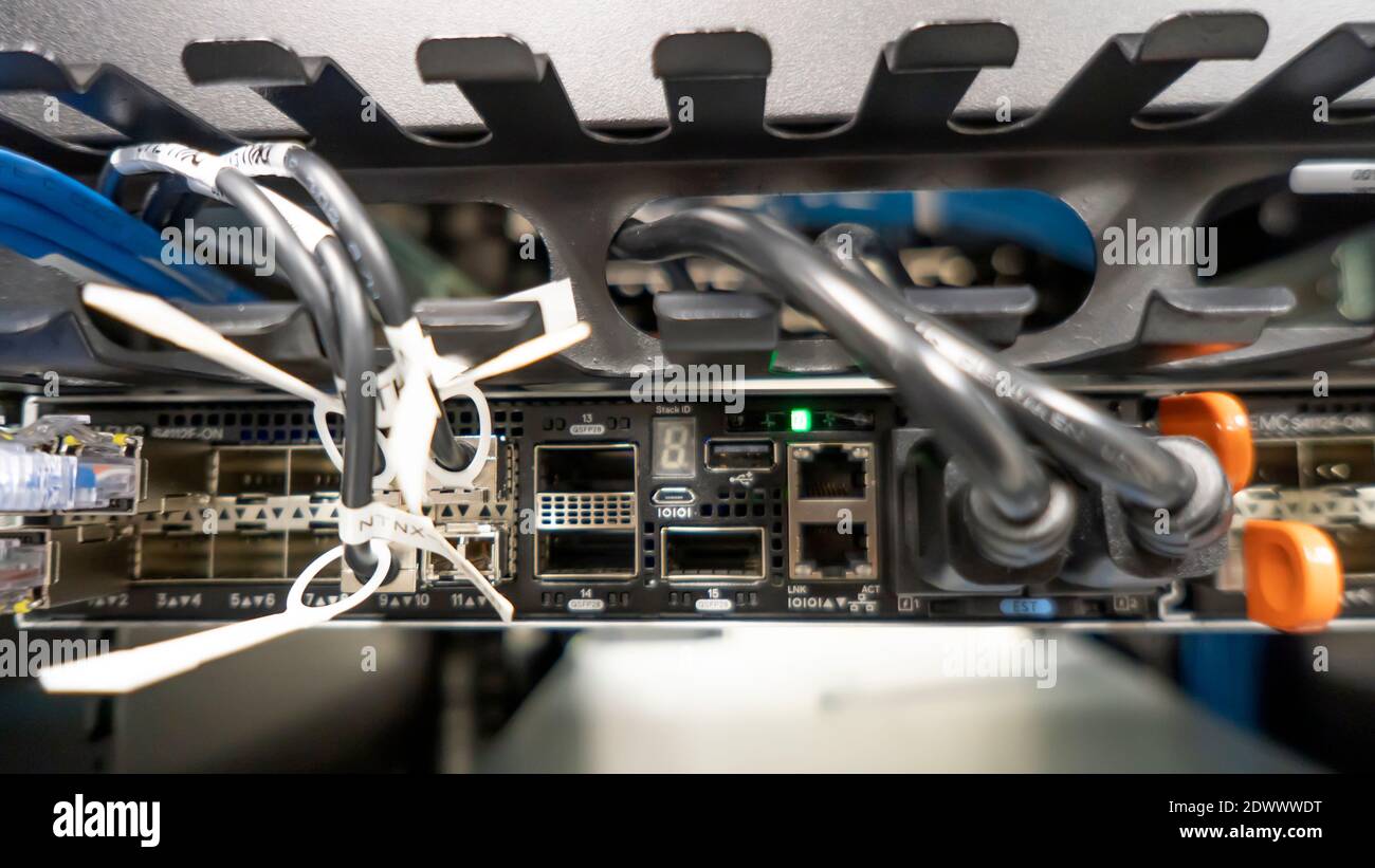 Hinter dem Server im Rack-Schrank Stockfoto