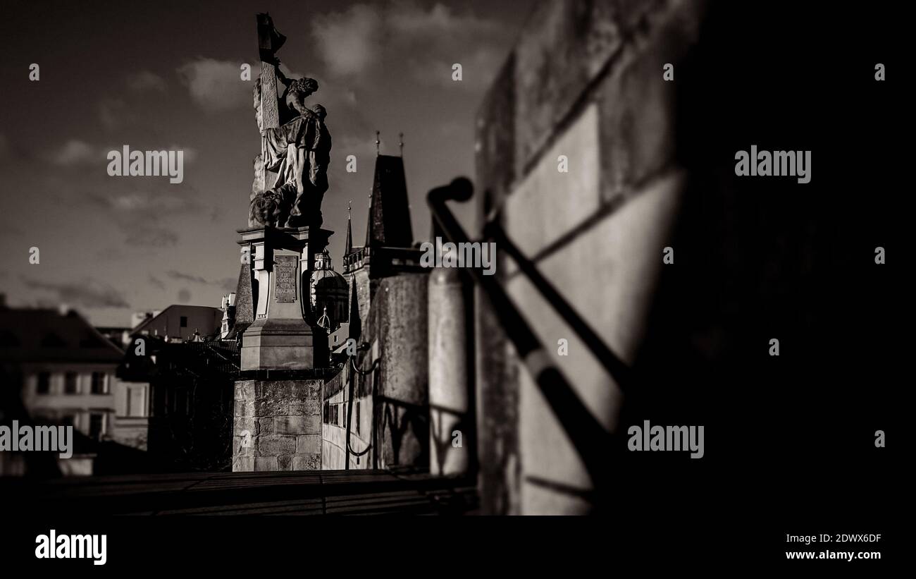 Künstlerisch verfremdete Schwarz-Weiß-Bild von Prag mit bewusst Kurzer Fokus Stockfoto