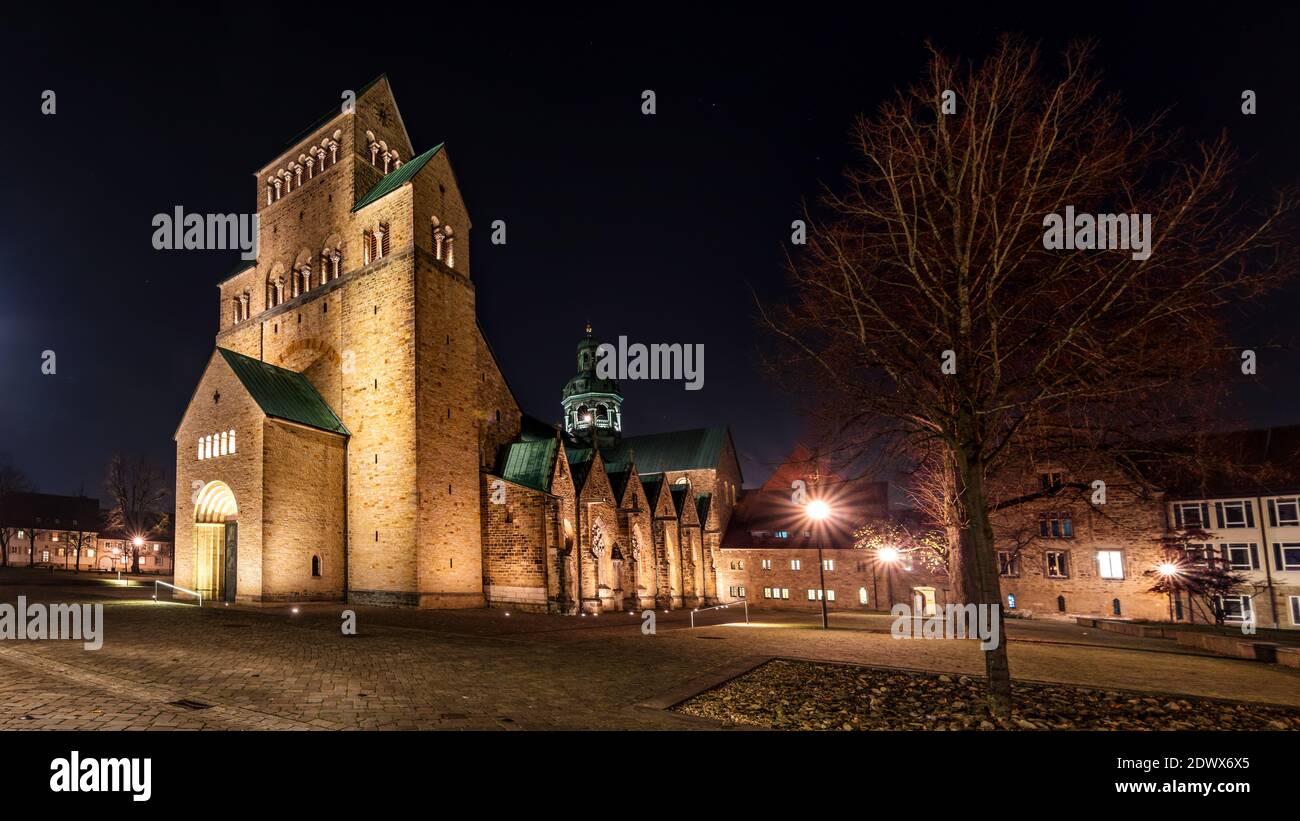 Hildesheimer Dom am Abend Stockfoto