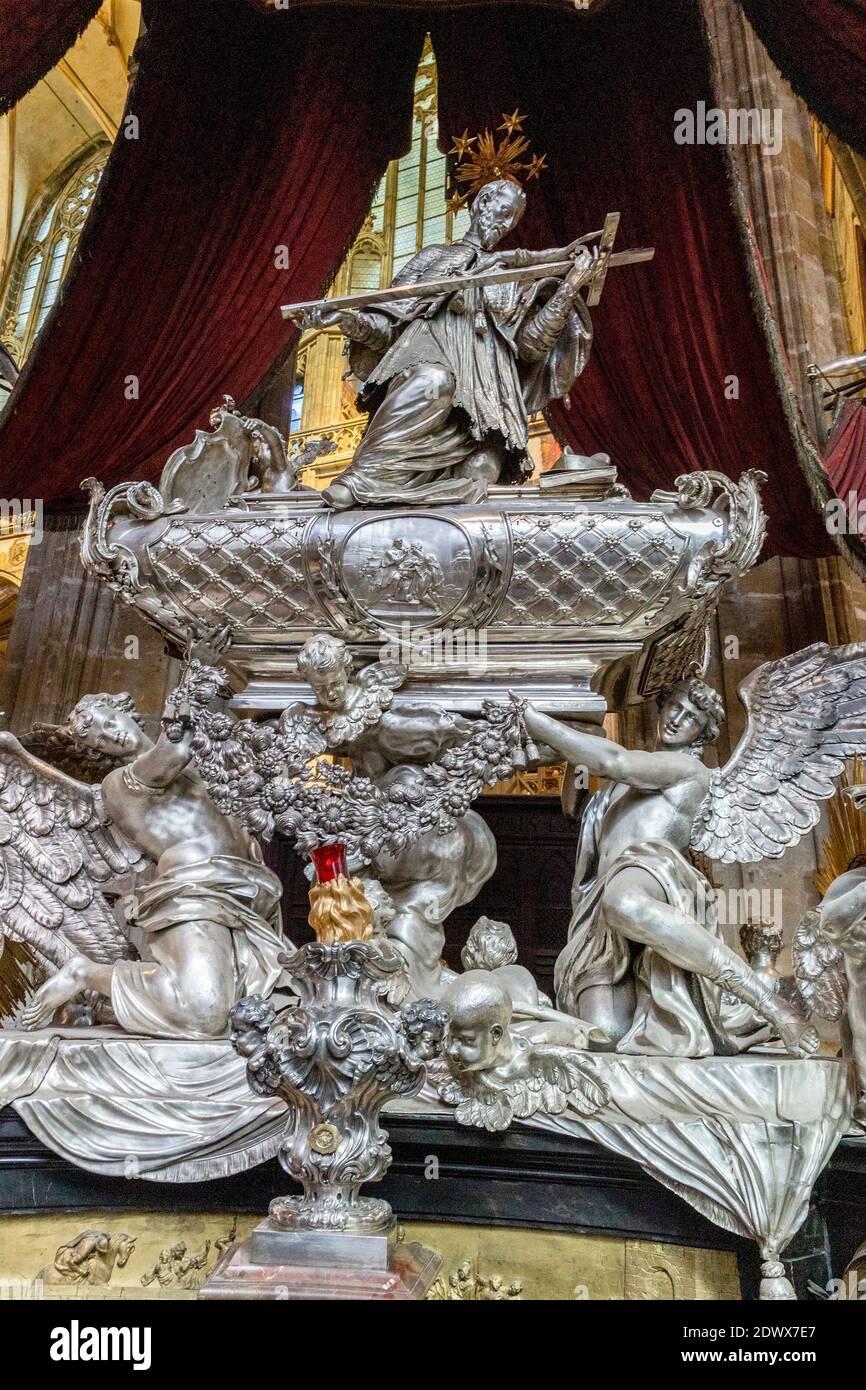 Hochgrab des HL. Johannes von Nepomuk im Sankt Veitsdom, Prag, Tschechien Stockfoto Hochgrab des HL. Johannes von Nepomuk im Sankt Veitsdom, Prag, Tschechien Stockfoto