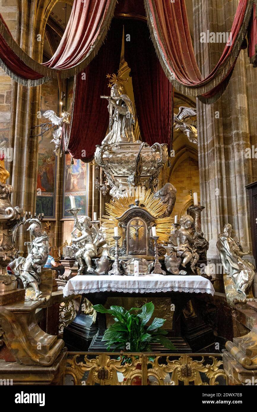 Hochgrab des HL. Johannes von Nepomuk im Sankt Veitsdom, Prag, Tschechien Stockfoto Hochgrab des HL. Johannes von Nepomuk im Sankt Veitsdom, Prag, Tschechien Stockfoto
