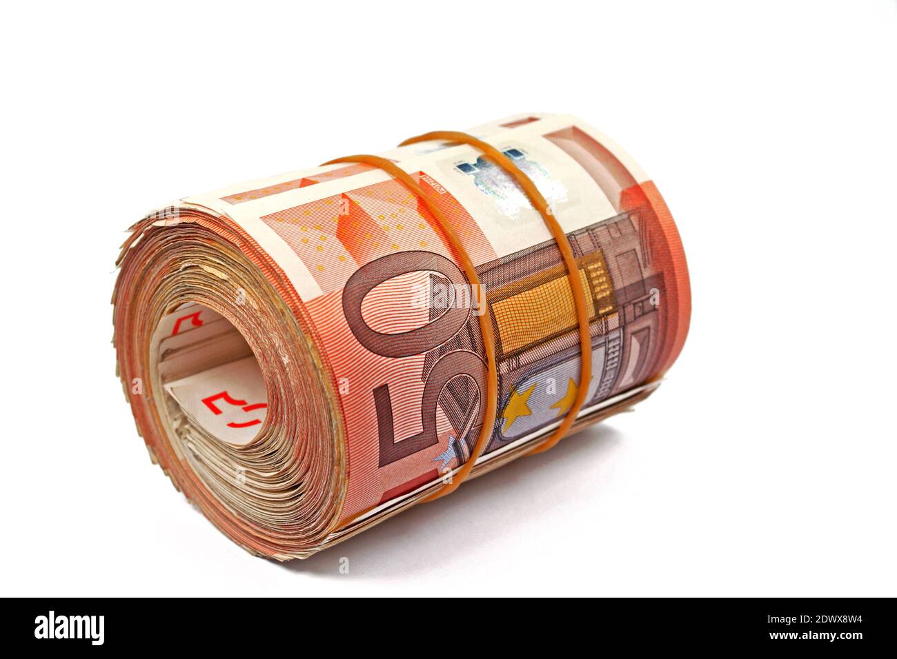 Rollte fünfzig Euro Scheine vor einem weißen Hintergrund Stockfoto