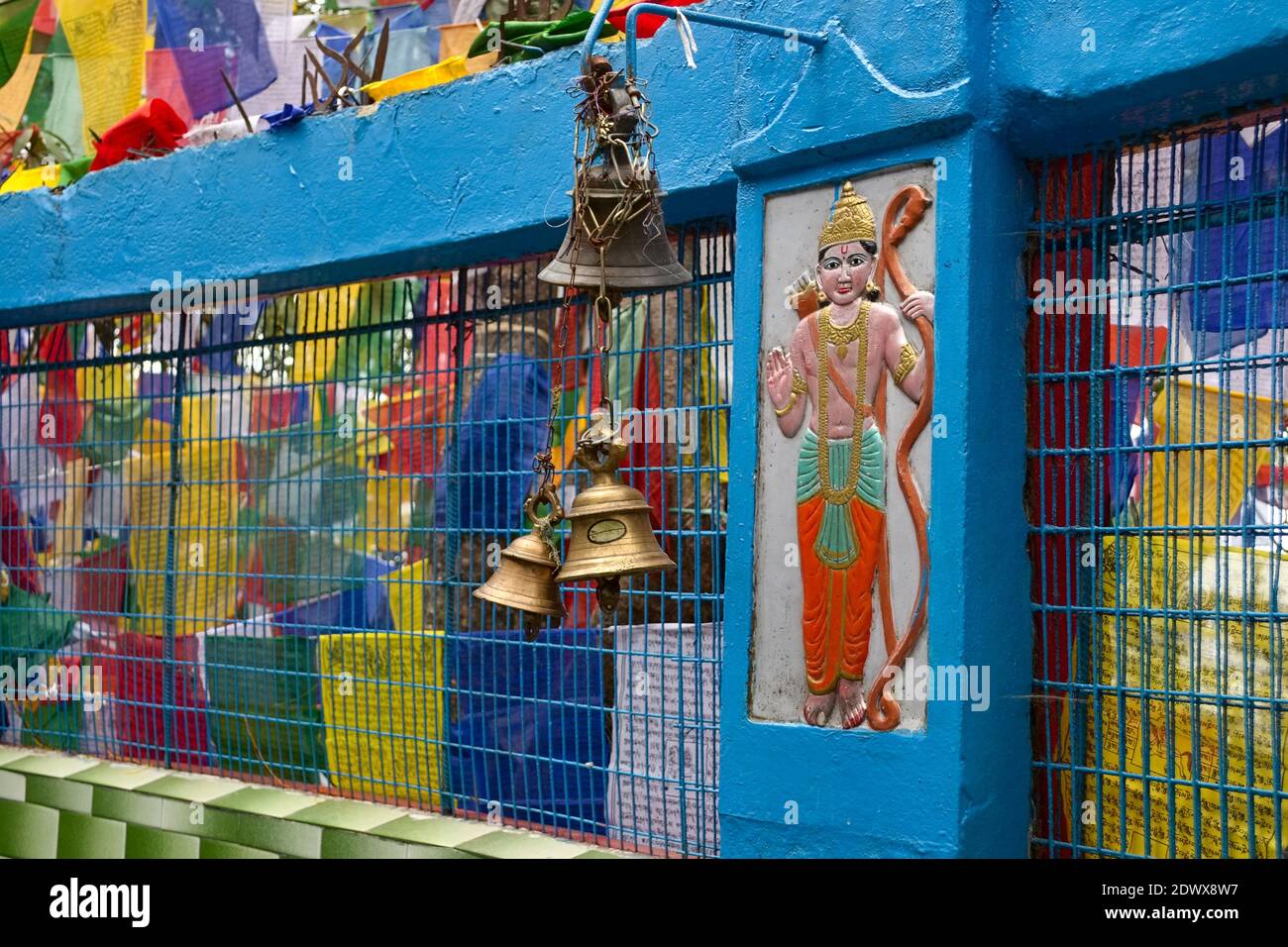 Mahakal Tempel auf dem Observatorium Hügel. Hinduistische und buddhistische religiöse Symbole: Gebetsfahnen und Glocken, Darjeeling, Indien Stockfoto