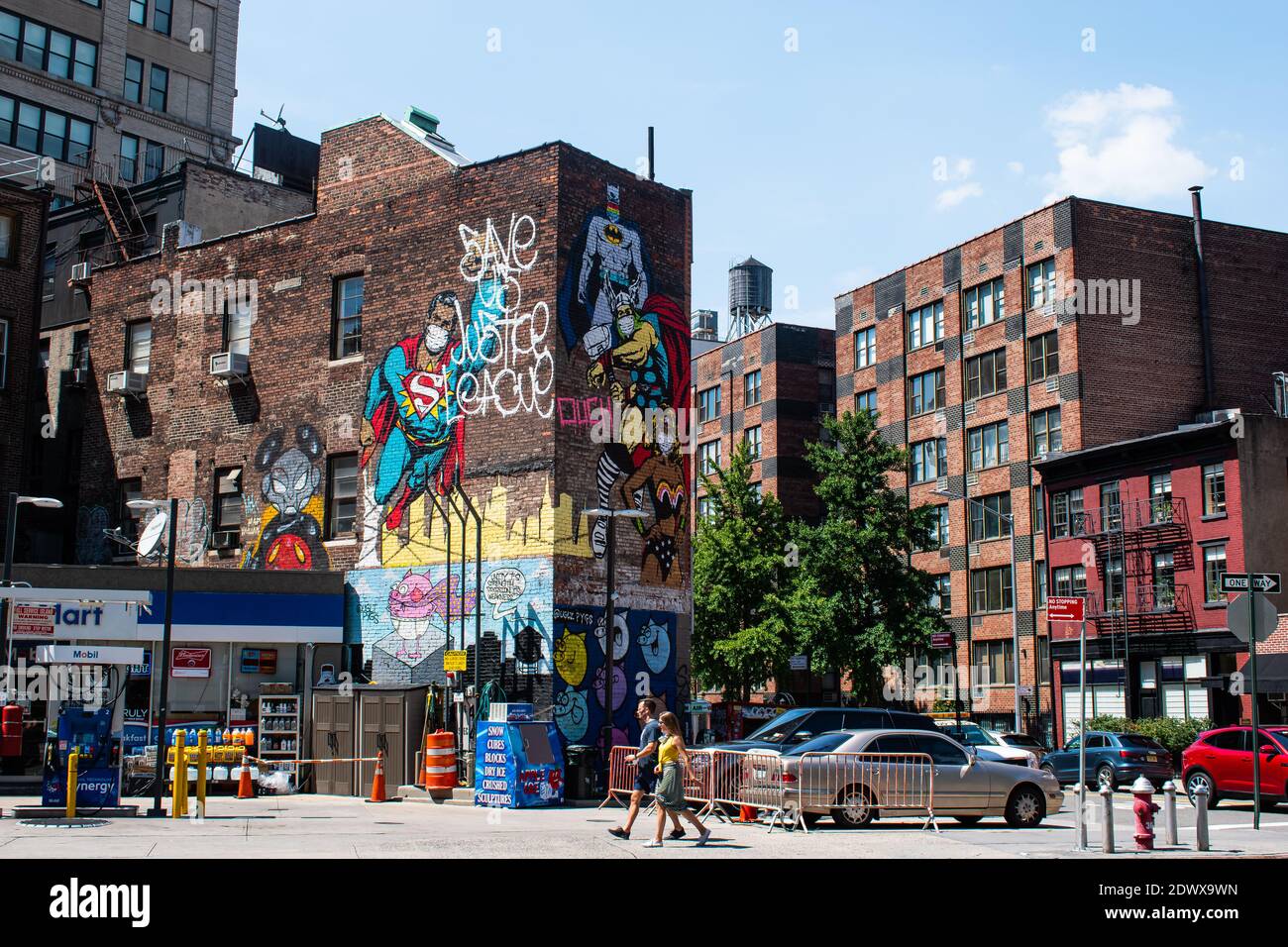 Ein Wandbild mit Comic-Schriftzeichen, um das Bewusstsein für COVID 19 zu zeigen, indem man Menschen anweist, in New York City eine Maske zu tragen. Stockfoto