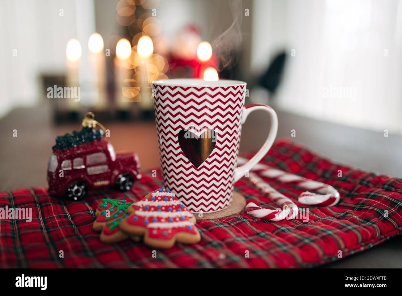 Rot-weiße weihnachtstasse, Kekse, Süßigkeiten, Lutscher und Auto Stockfoto