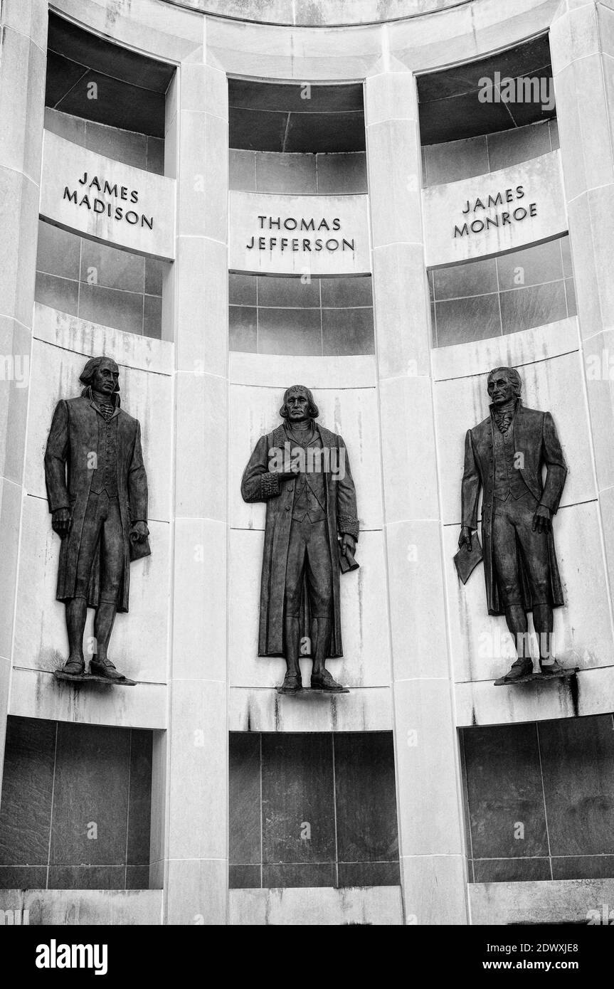 Rathaus façade zeigt Reliefstatuen von James Madison, Thomas Jefferson, James Monroe, Charlottesville, VA, Virginia, USA Stockfoto