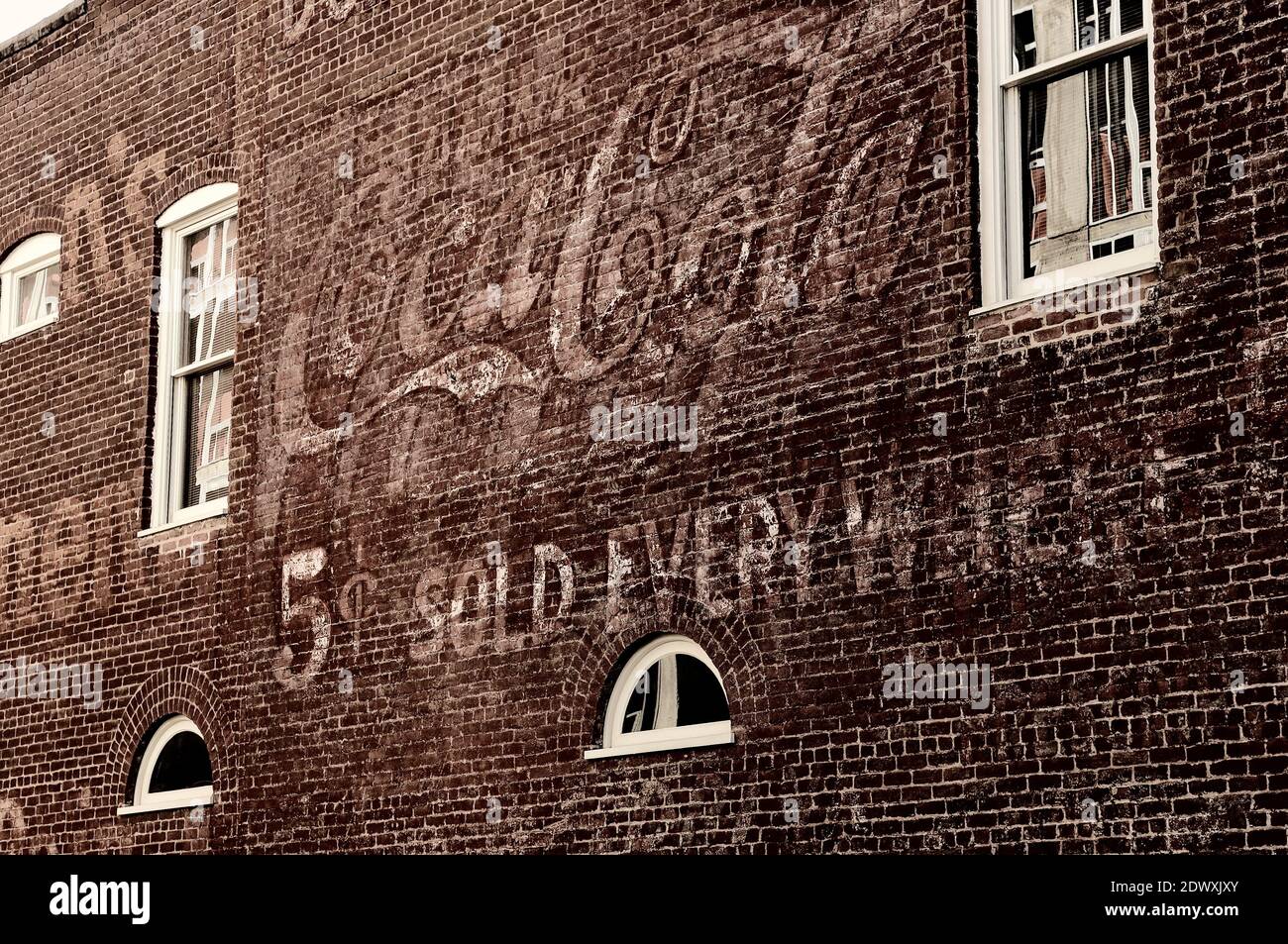 Eine Vintage-Anzeige für Coca-Cola - ein verblassenes Wandbild an einer Gebäudewand in der historischen Downtown Mall, Charlottesville, Virginia, USA Stockfoto