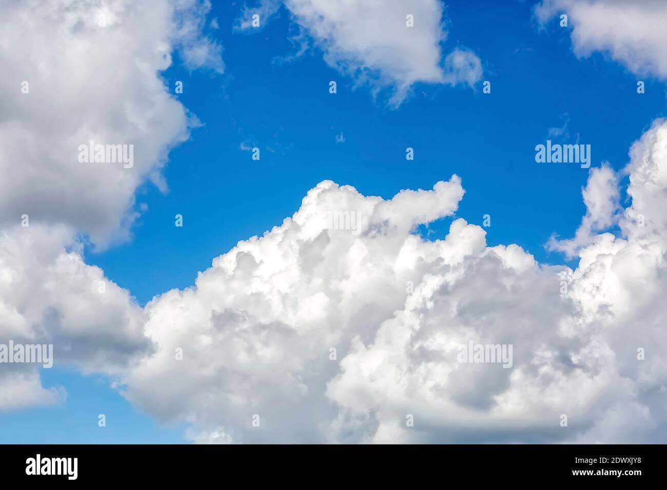 Atmosphäre von Wolken mit blauem Himmel. Blauer Himmel mit Wolken Hintergrund. Wolken schweben im Himmel. Stockfoto