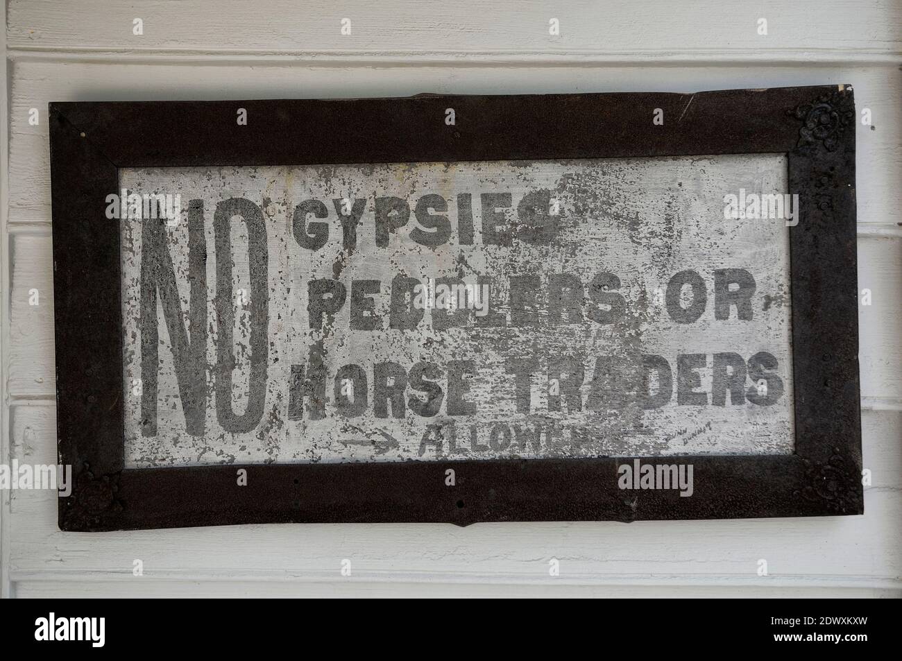 Rustikale antike amerikanische "keine Zigeuner, Hausierer oder Pferdehändler erlaubt" Zeichen. Virginia, USA Stockfoto