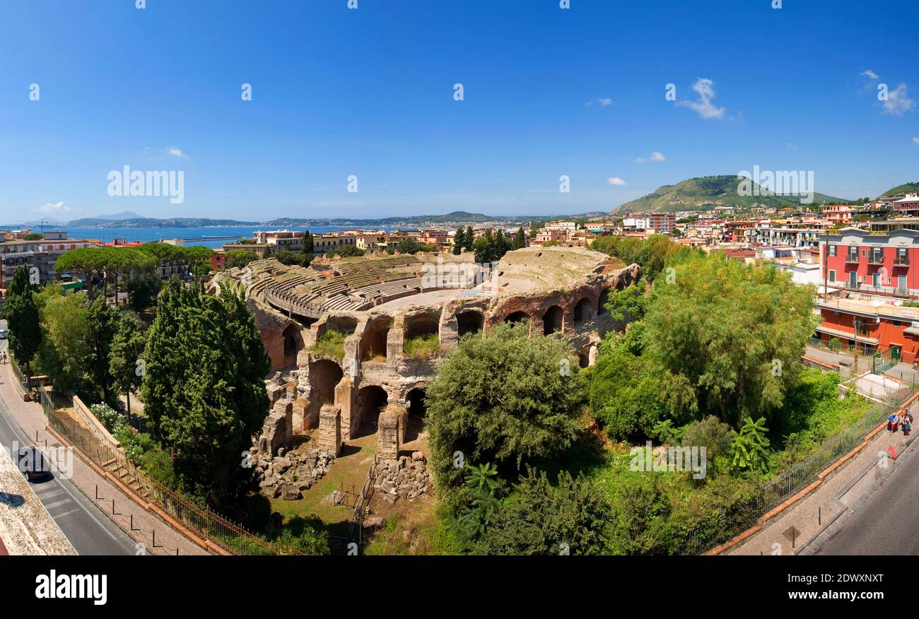 Blick auf das Flavian Amphitheater von oben. Pozzuoli, Campi Flegrei (Phlegräische Felder), Neapel, Kampanien, Italien Stockfoto