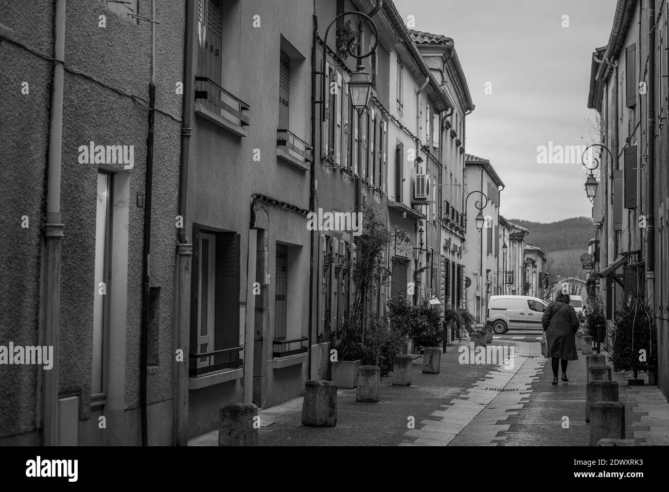 MIREPOIX, FRANKREICH - 21. dezember 2020: Menschen auf der Straße in den alten Rahmenhäusern am Hauptplatz des mittelalterlichen Dorfes Mirepoix in Südfrankreich Stockfoto