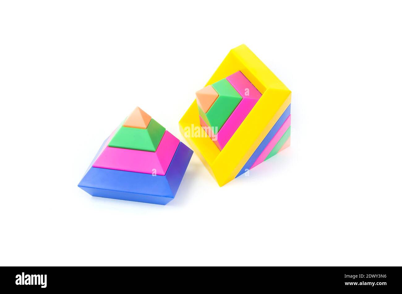 Kinder-Lernspielzeug für die Entwicklung von Motorik, mehrfarbige Pyramiden, auf weißem Hintergrund. Stockfoto