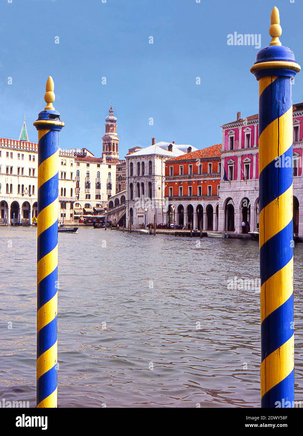 Blau und Gelb Docking Pole auf dem Grand Canal in Venedig Italien Stockfoto