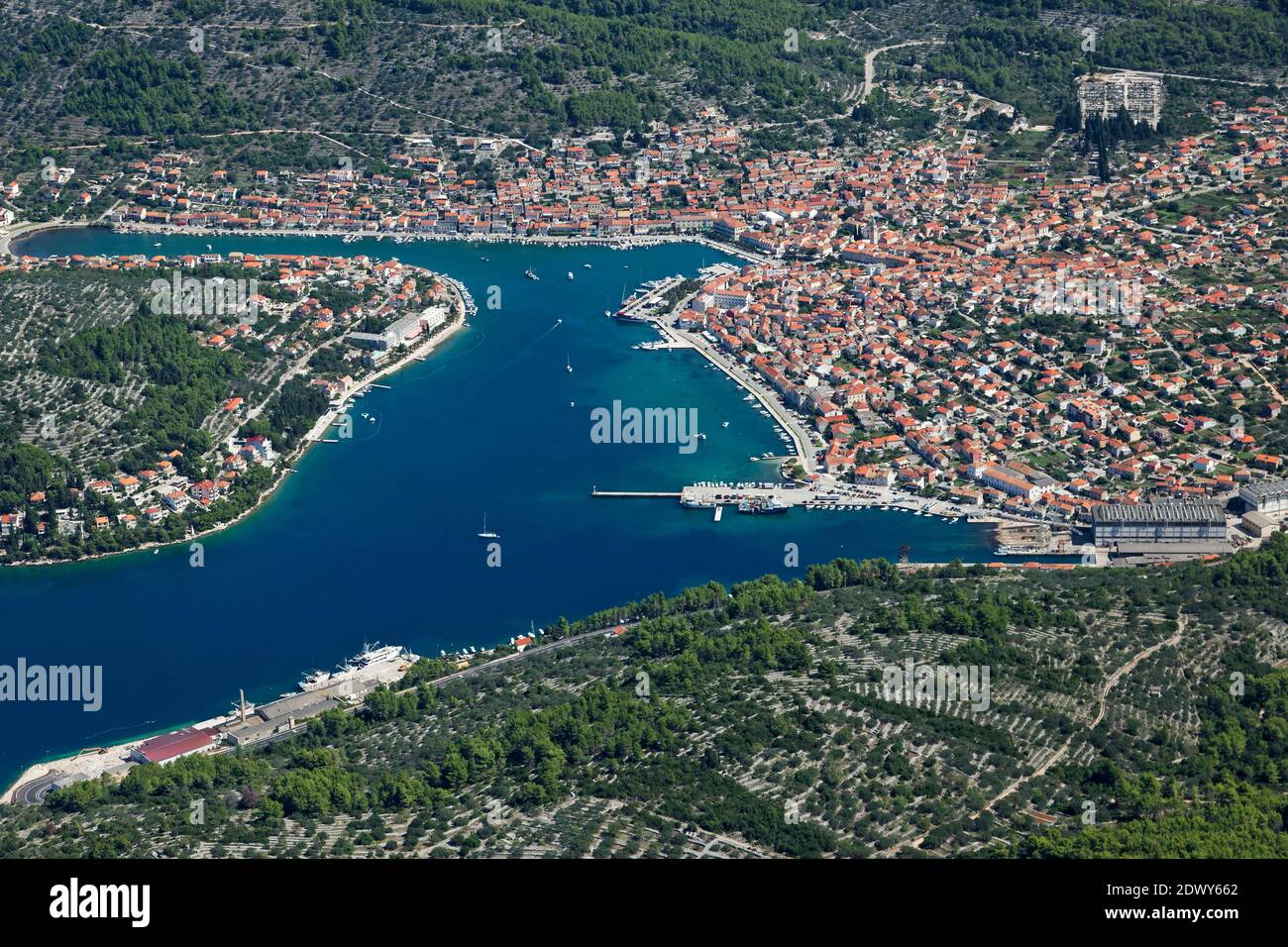 Luftaufnahme der Stadt Vela Luka auf der Insel Korcula, Adria, Kroatien Stockfoto