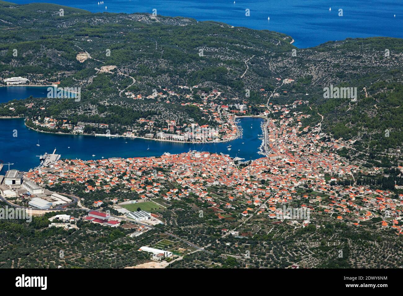 Luftaufnahme der Stadt Vela Luka auf der Insel Korcula, Adria, Kroatien Stockfoto