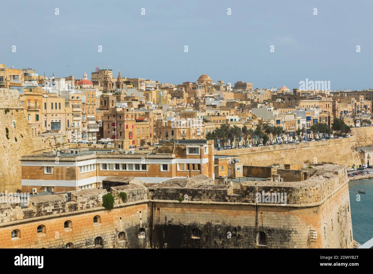 Valletta City Skyline mit alten Befestigungsmauern und architektonischen Gebäuden mit maltesischen Balkonen, Malta Stockfoto