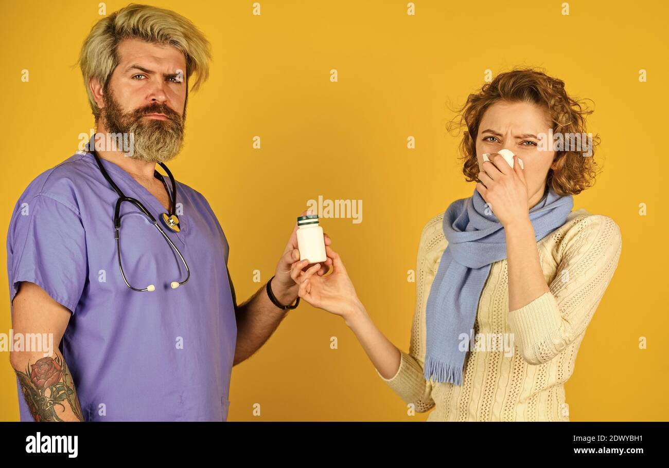 Gesundheit und Menschen. Patient und Arzt halten Pillen. Frau mit laufender Nase bei Krankenschwester Beratung. Apotheke. Coronavirus aus china. Epidemie-Infektion. Für Ihre Immunität. Vorbereitung, um Patienten zu überprüfen Stockfoto
