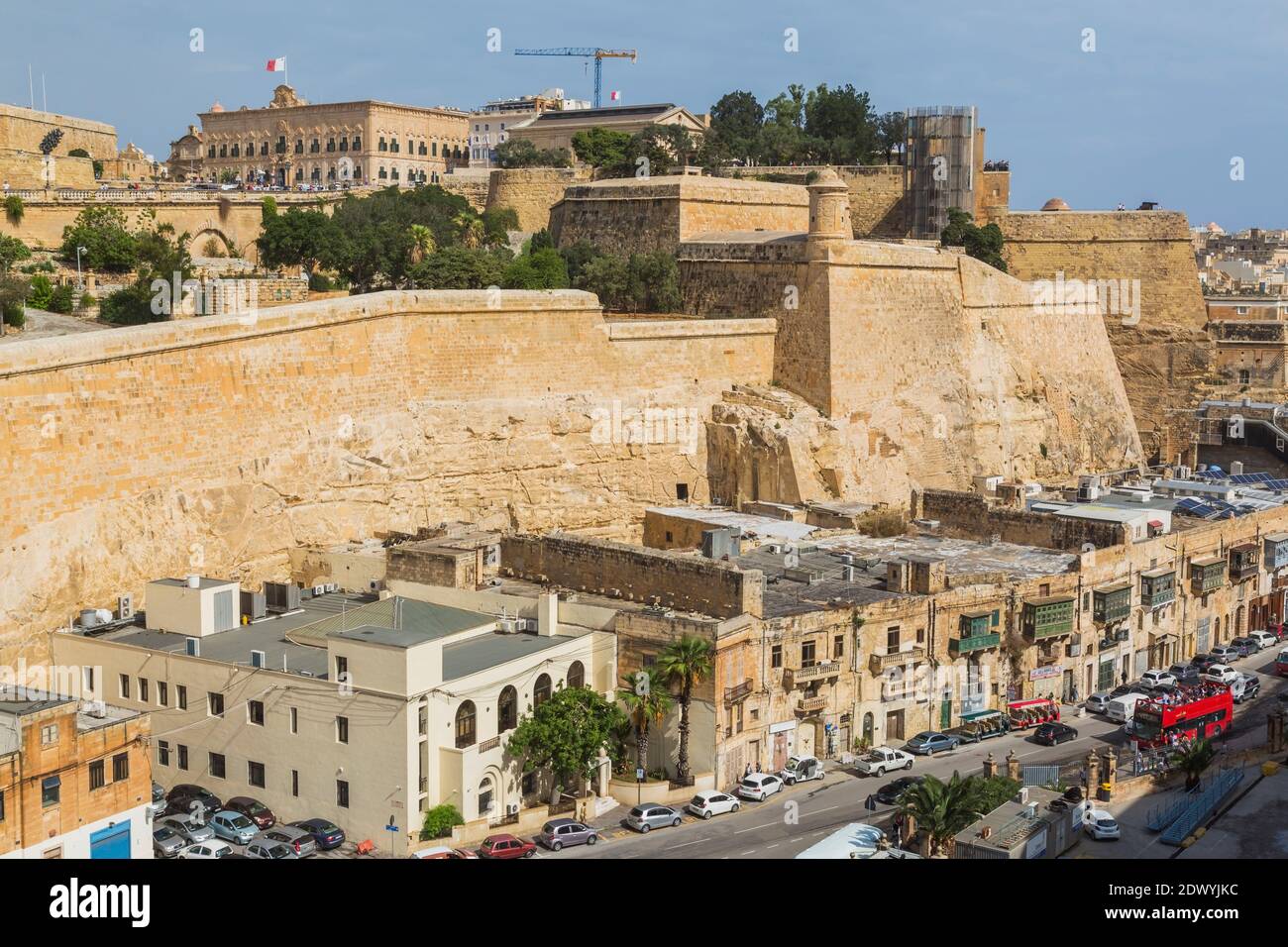 Alte Festung und Befestigungsmauern mit dem Barrakka Panorama Lift im Graben Lascaris, Valletta, Malta gebaut Stockfoto