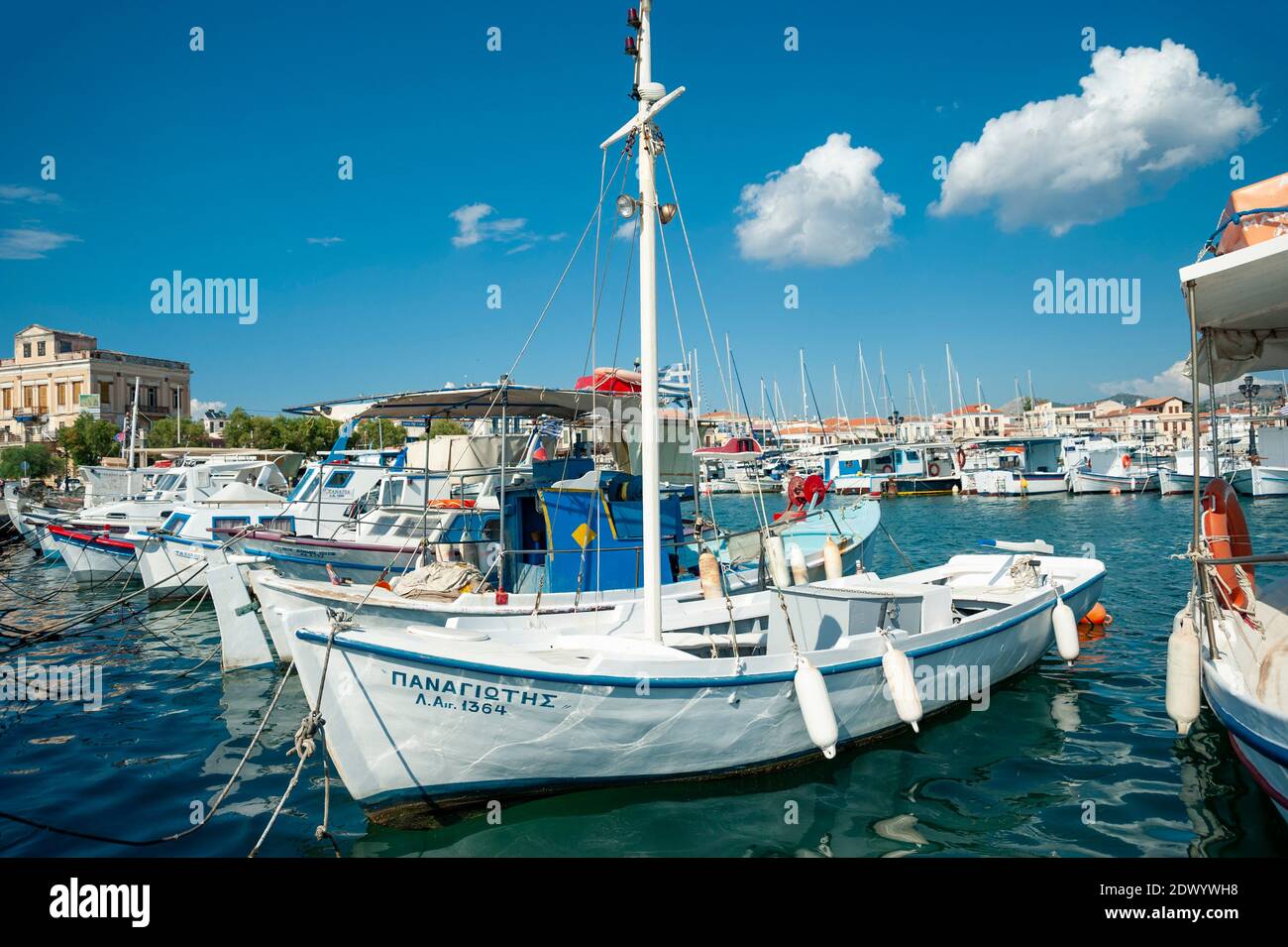 Kleine bunte Fischerboote in einem Fischerhafen, Ägina Insel, Saronischen Archipel, Griechenland Stockfoto