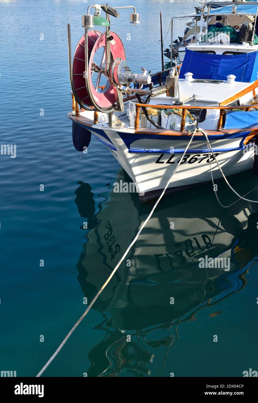 Kleines kommerzielles Fischerboot an der Küste im Hafen von Limassol, Zypern Stockfoto