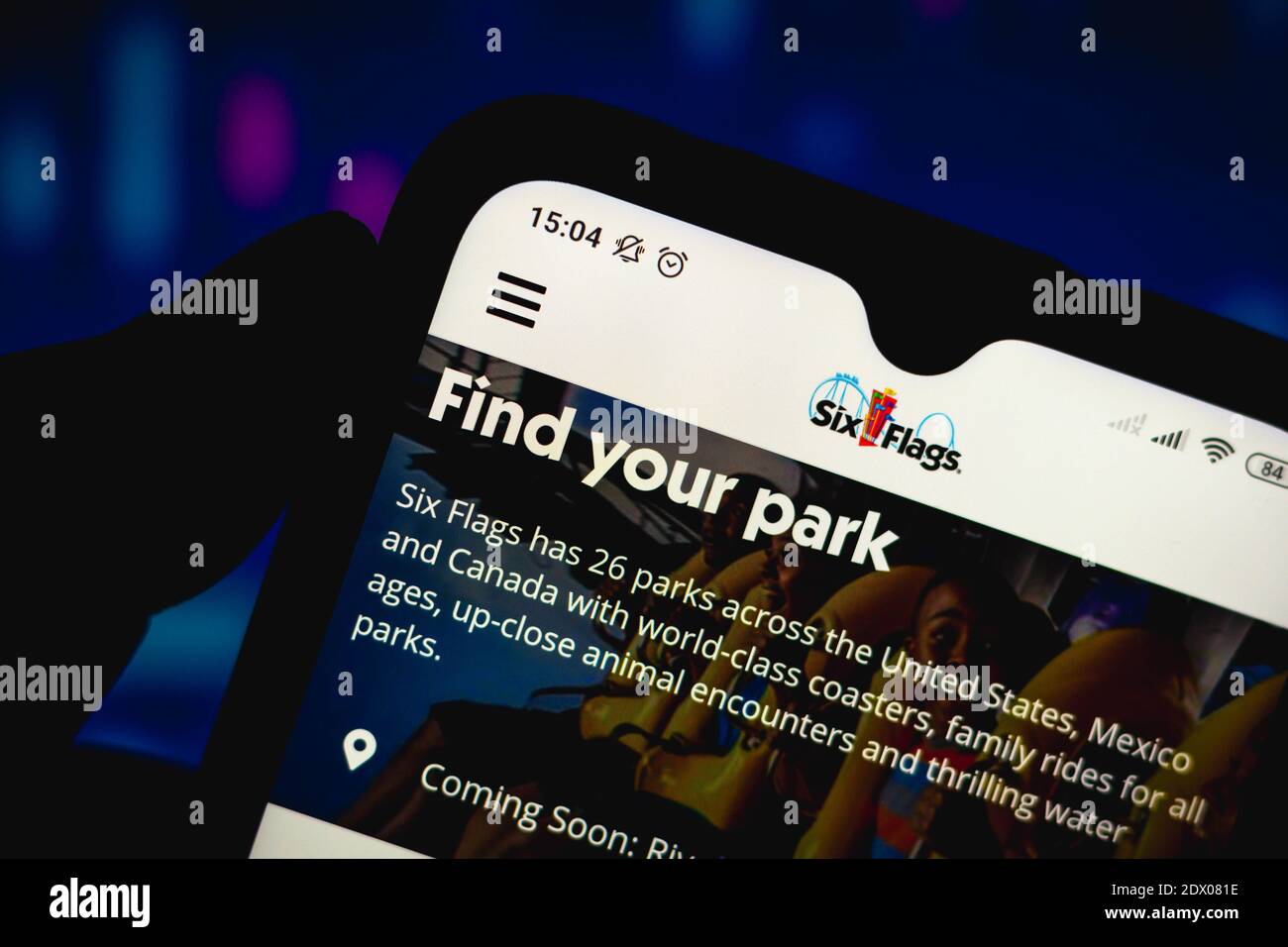 In diesem Foto Illustration eine Six Flags Entertainment Unternehmens-Website auf einem Smartphone angezeigt. Stockfoto
