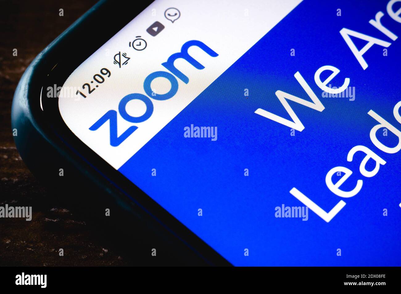 In dieser Abbildung sehen Sie die Nahaufnahme der Website „Zoom Video Communications“, die auf einem Smartphone angezeigt wird. Stockfoto