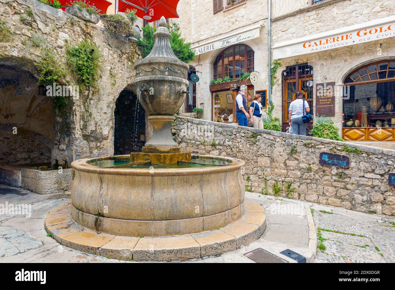 St-Paul-de-Vence oder St Paul, Provence-Alpes-Côte d'Azur, Provence, Frankreich. Der Brunnen auf dem Place de la Grande Fontaine. Stockfoto
