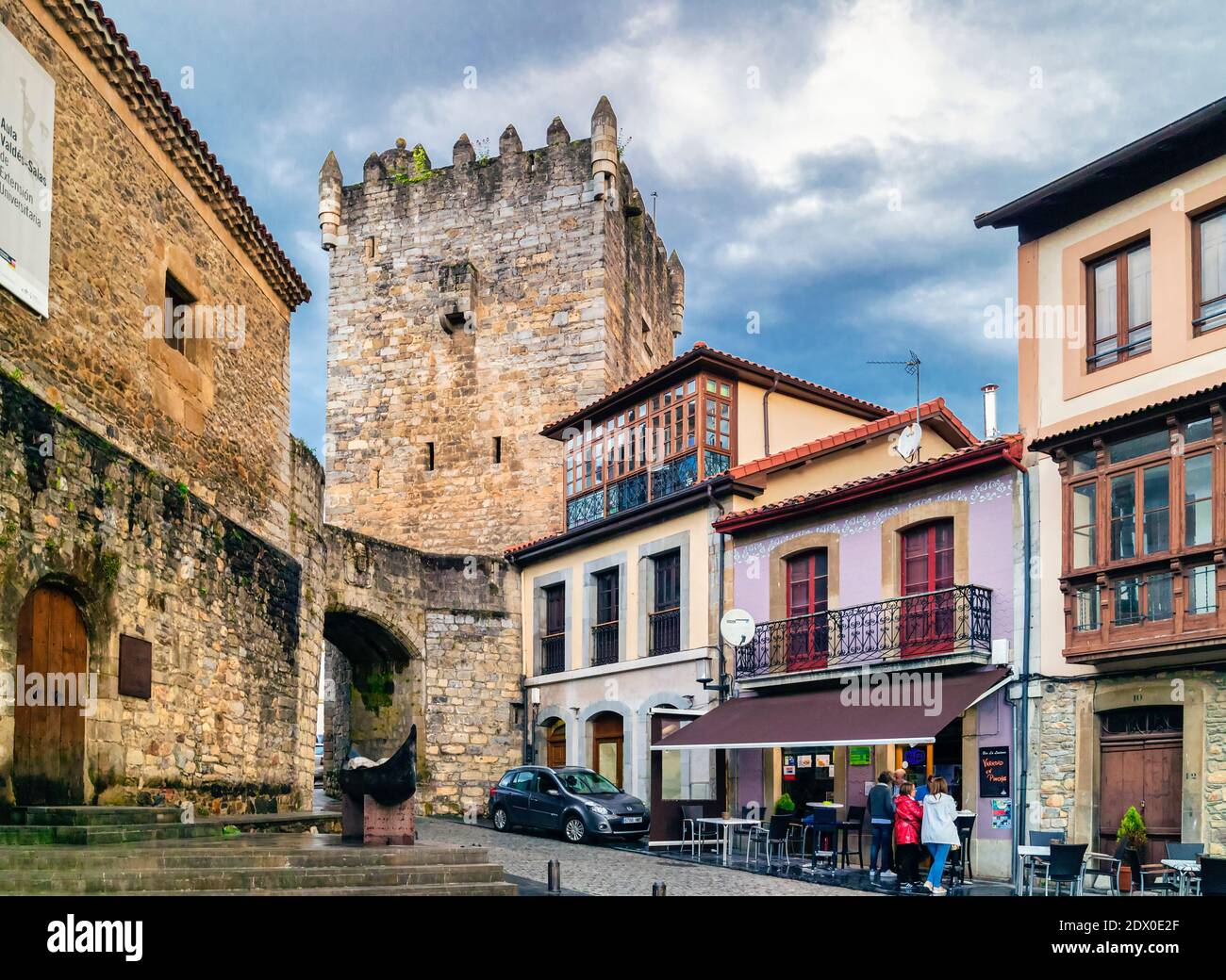 Turm des Castillo Valdes über Plaza de la Campa, Salas, Asturien, Spanien. Stockfoto