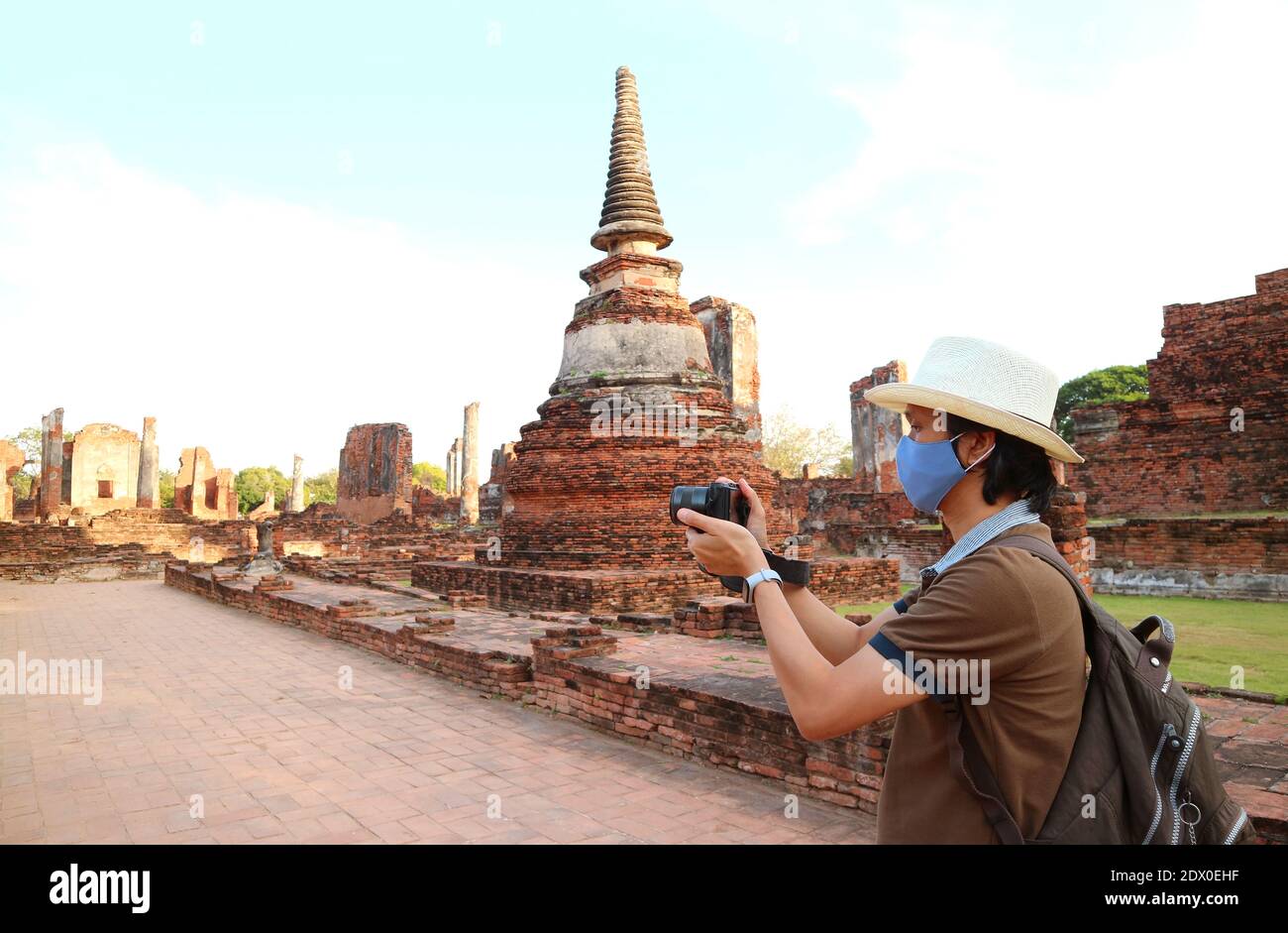 Reisende tragen Gesichtsmaske machen Bilder während des Besuchs im Wat Phra Si Sanphet Tempel inmitten COVID-19, Ayutthaya, Thailand Stockfoto