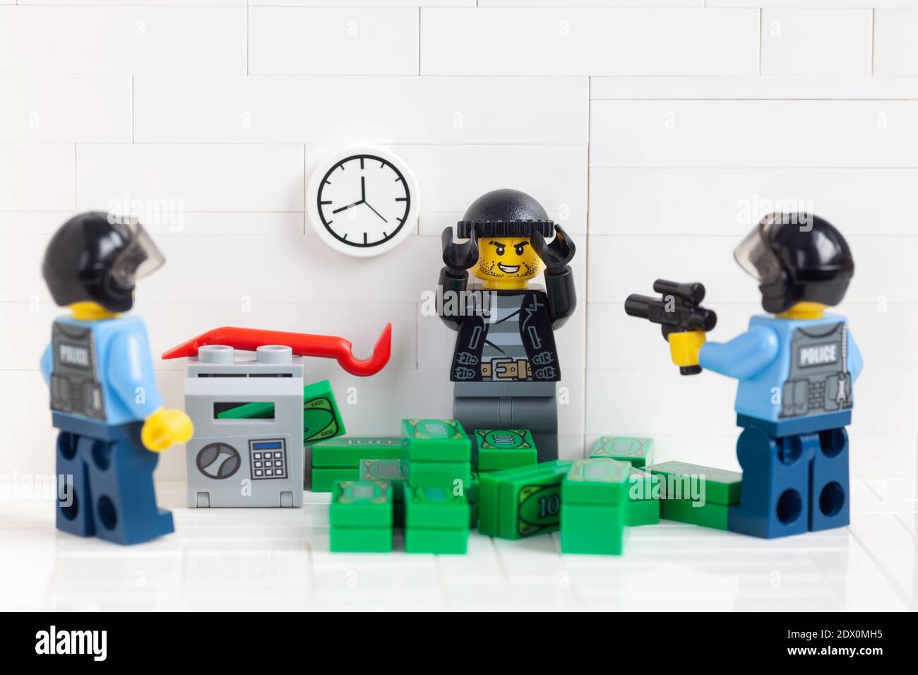 Tambow, Russische Föderation - 23. Dezember 2020 zwei Lego minifiguren Polizisten verhaften einen Einbrecher. Stockfoto