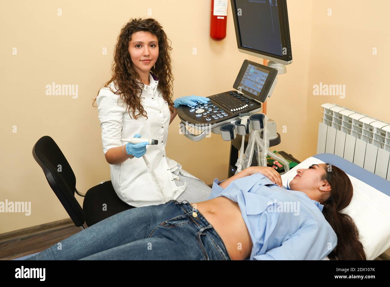 Junge Frau auf dem Ultraschall, Gesundheits-Check mit dem Arzt Stockfoto
