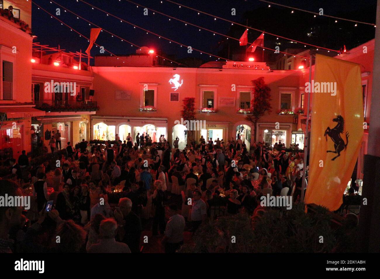 Ferrari Cavalcade, der Platz von Capri ganz rot - Evento Ferrari, la Piazzetta di Capri illuminata in rosso Stockfoto